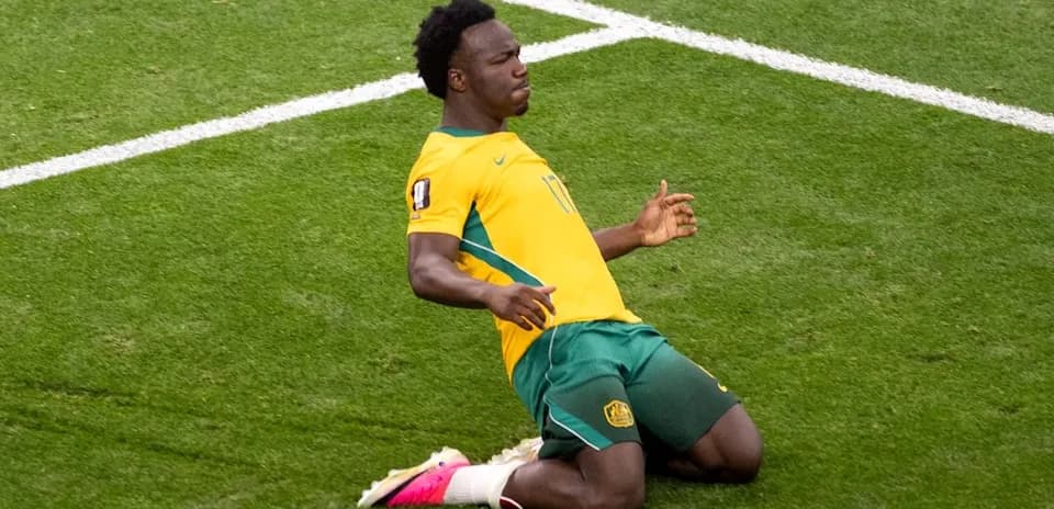 Jugador de fútbol celebrando en el campo de juego