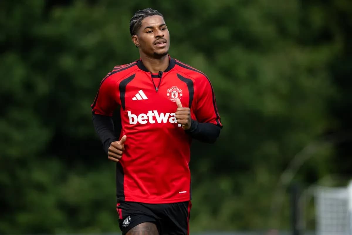 Jugador de Manchester United corriendo en entrenamiento