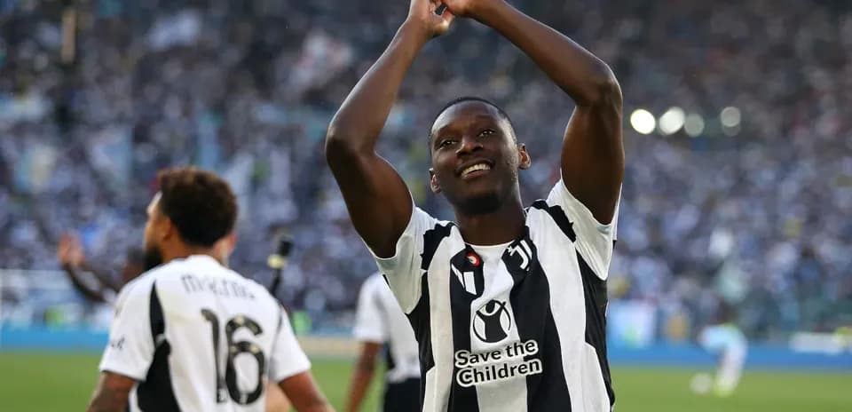 Jugador de equipo aplaudiendo a la afición