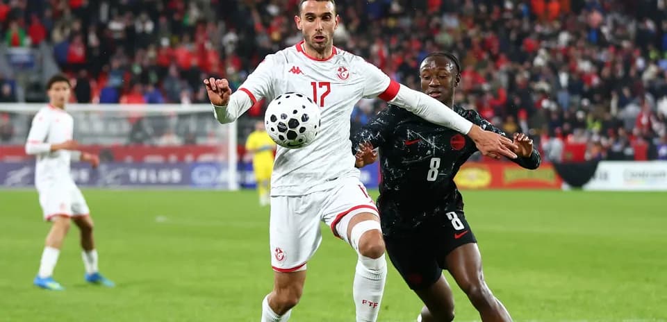 Jugador de Túnez controlando el balón en partido