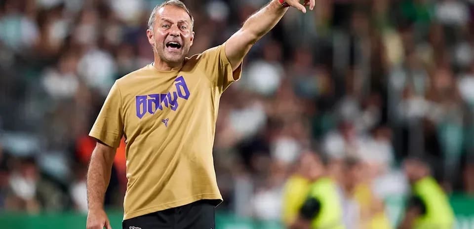 Entrenador dirigiendo a su equipo desde la línea lateral