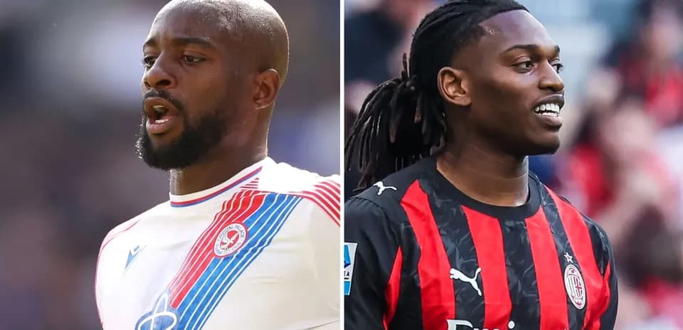 Dos jugadores de fútbol en diferentes camisetas de clubes