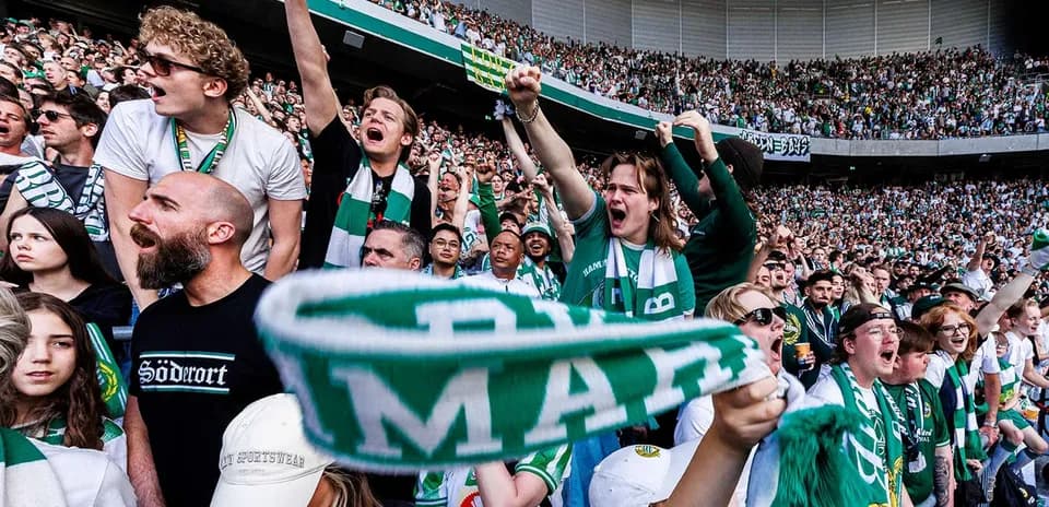Aficionados de Hammarby FF animando en el estadio