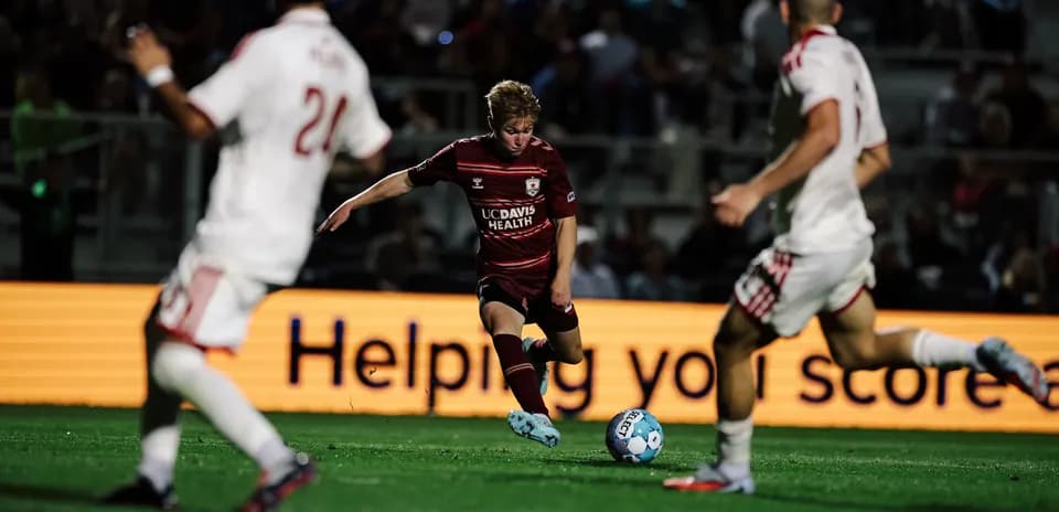 Jugador de Sacramento Republic corriendo tras el balón