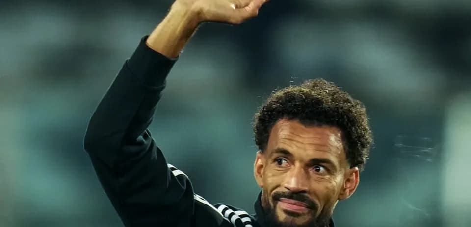 Jugador saludando al público en el estadio