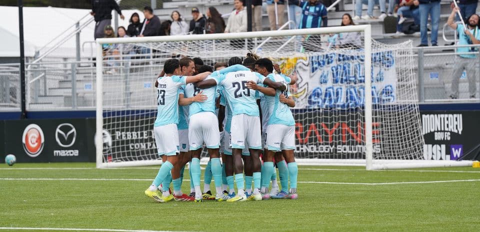 Jugadores de Monterey Bay celebrando un gol