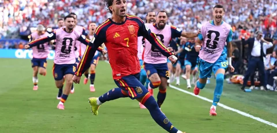 Jugador de España celebra un gol durante el partido