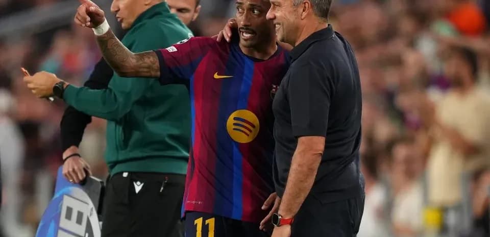Jugador conversando con el entrenador en el banquillo