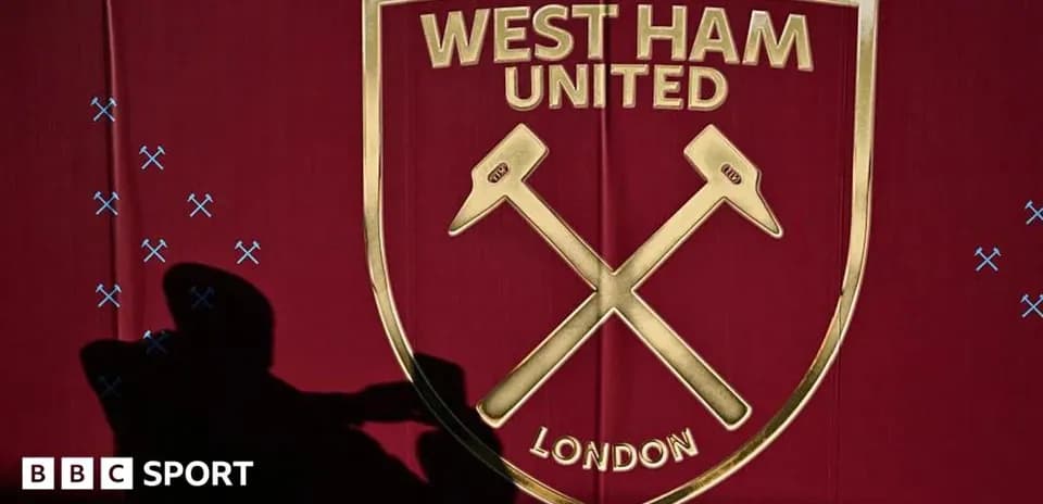 Logotipo de West Ham United sobre fondo rojo