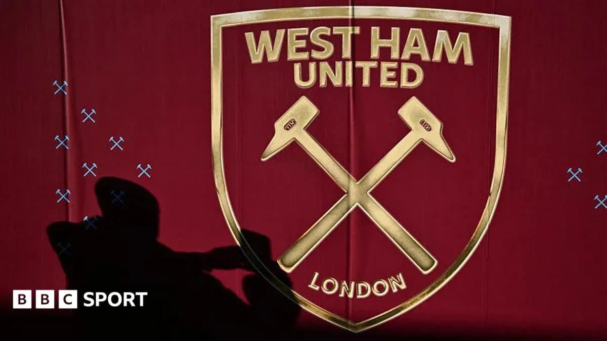 Logotipo de West Ham United sobre fondo rojo