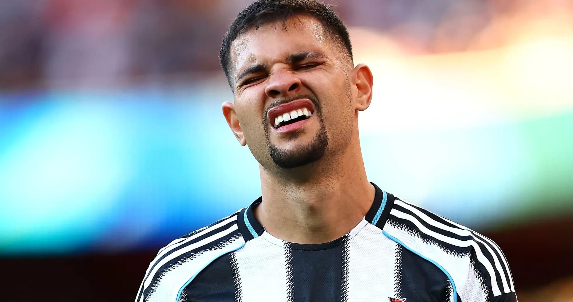 Jugador de Newcastle con expresión de frustración en el campo