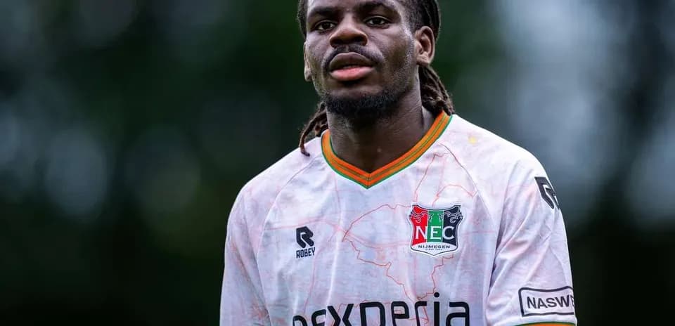 Jugador de NEC Nijmegen en acción