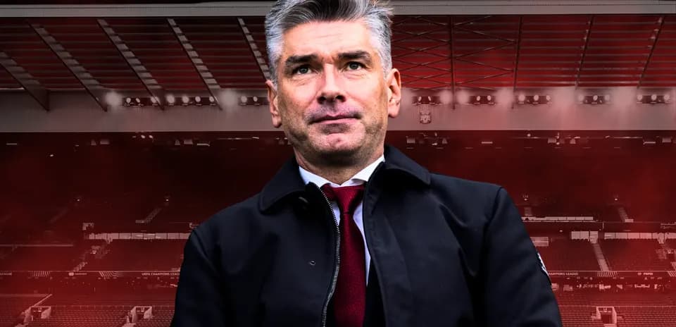 Entrenador en el estadio con fondo iluminado