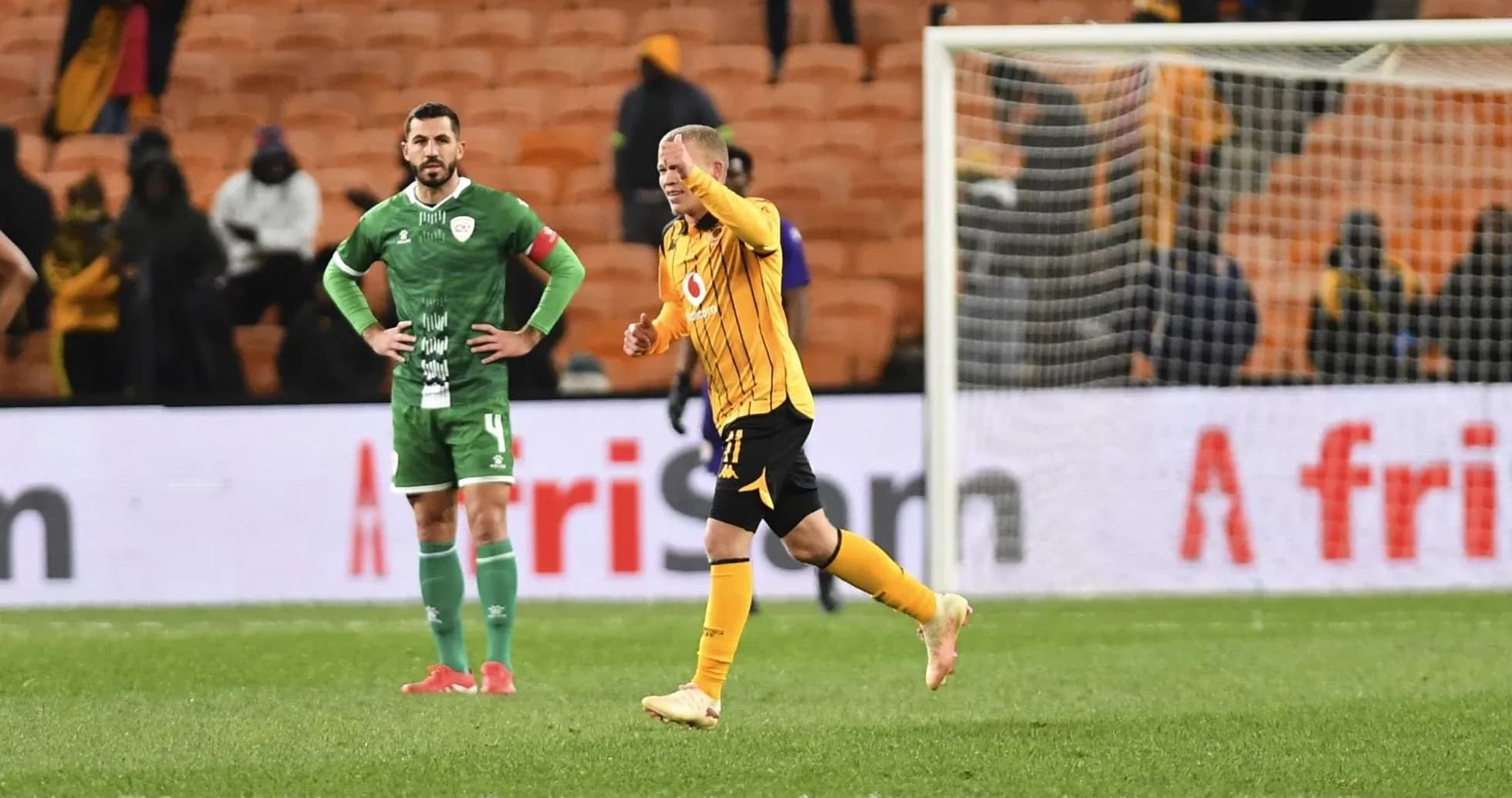 Jugador de Kaizer Chiefs celebrando con rival observando