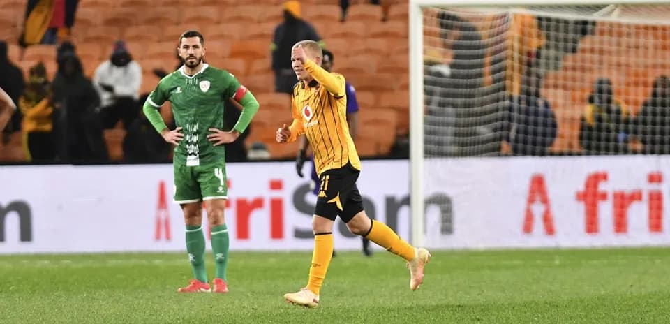 Jugador de Kaizer Chiefs celebrando con rival observando