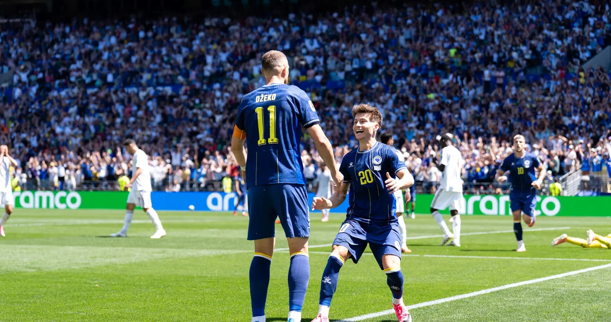 Jugadores de Bosnia celebrando un gol
