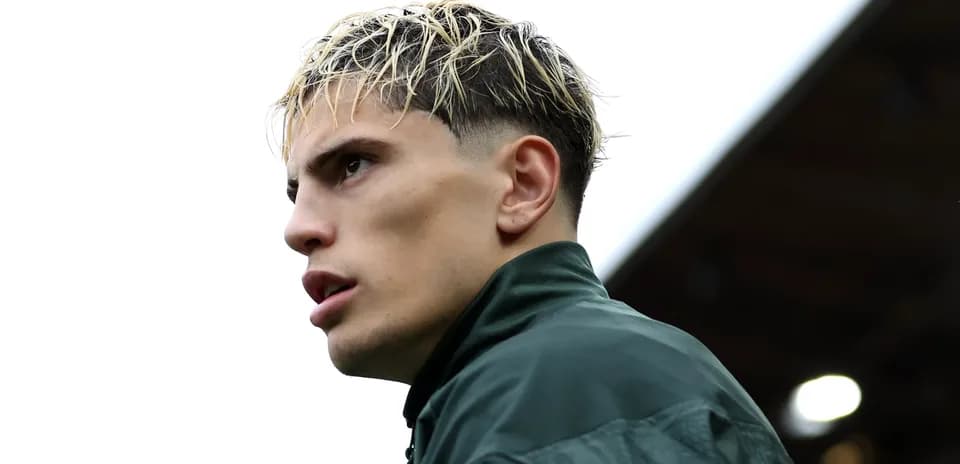 Jugador mirando hacia el campo en entrenamiento