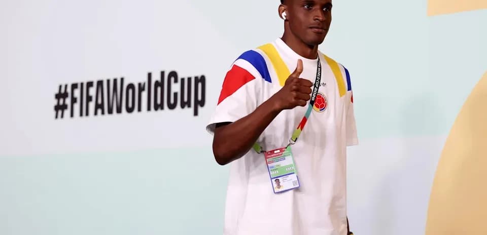 Jugador colombiano posando con pulgar arriba