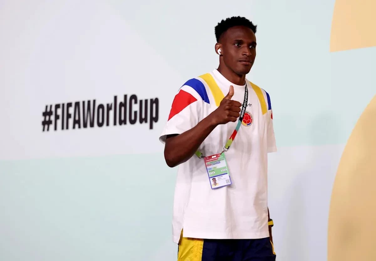 Jugador colombiano posando con pulgar arriba