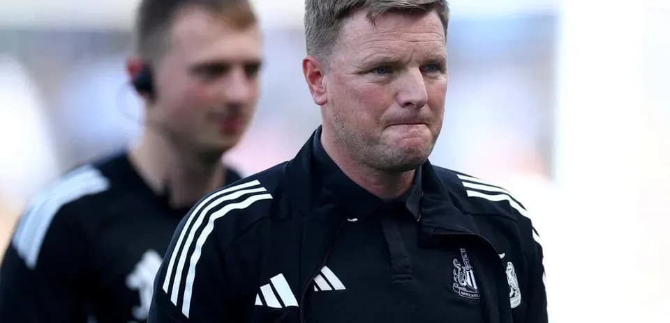 Entrenador de Newcastle caminando en el campo