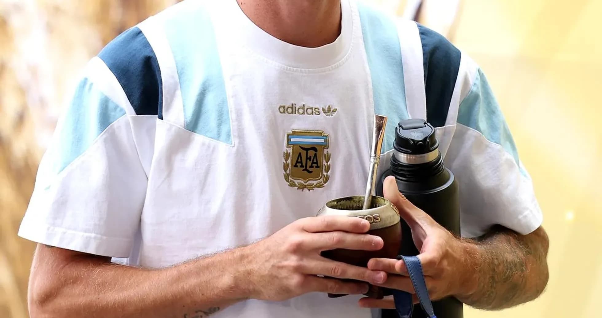 Jugador argentino sosteniendo mate y botella