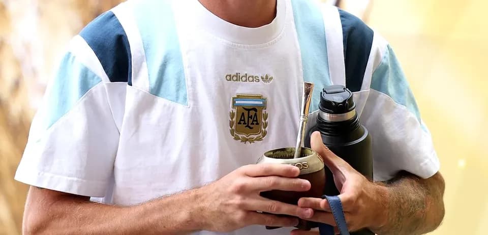 Jugador argentino sosteniendo mate y botella