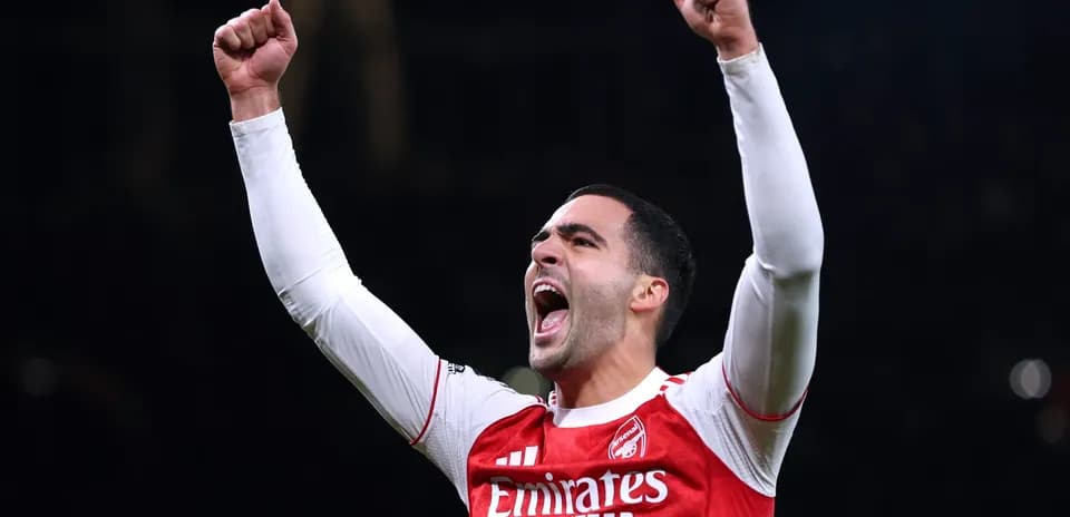 Jugador del Arsenal celebrando con los brazos en alto
