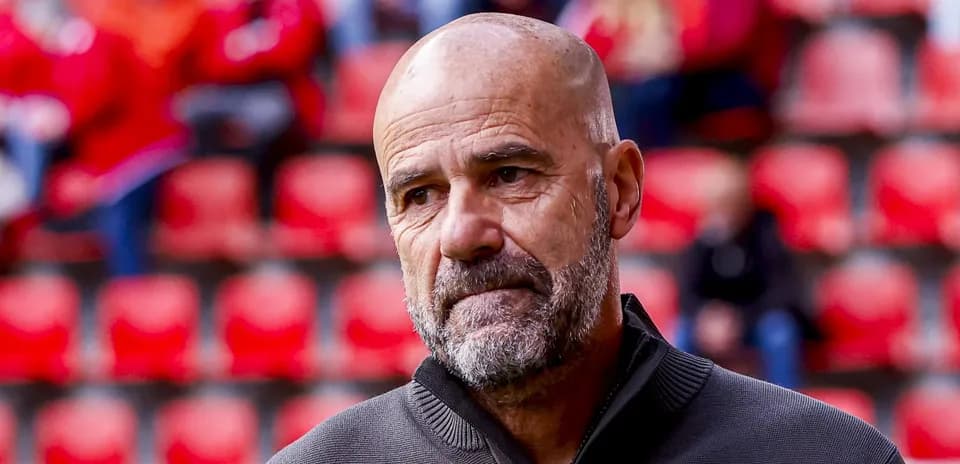 Entrenador observando el partido desde la línea de banda