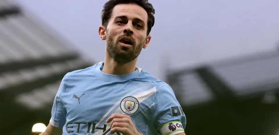 Jugador de Manchester City corriendo durante el partido