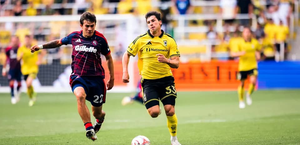 Jugador de DC United persiguiendo a un jugador de Columbus Crew