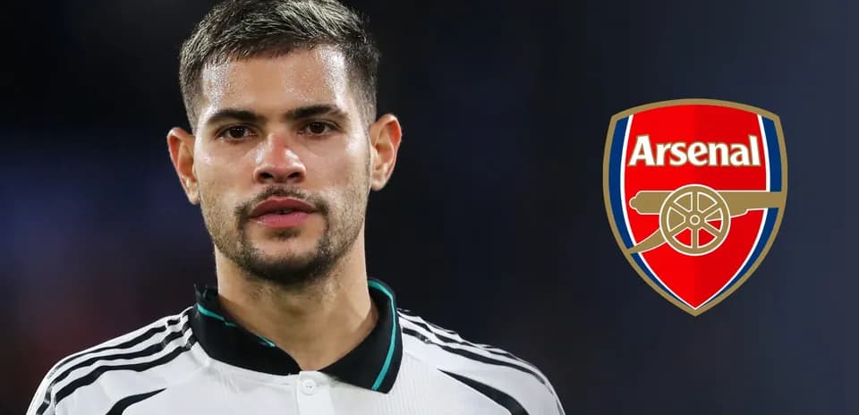 Jugador de fútbol con el logo de Arsenal