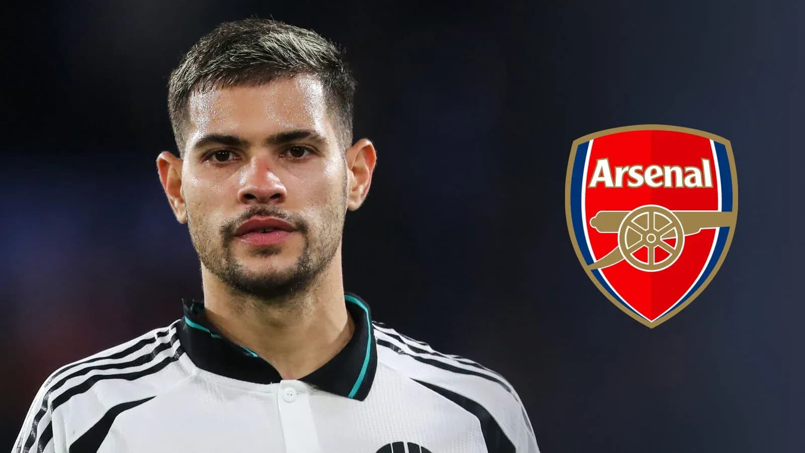 Jugador de fútbol con el logo de Arsenal