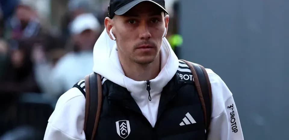 Jugador llegando con ropa de entrenamiento y mochila