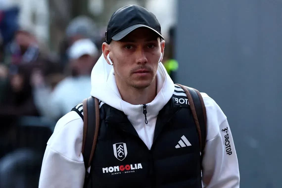 Jugador llegando con ropa de entrenamiento y mochila