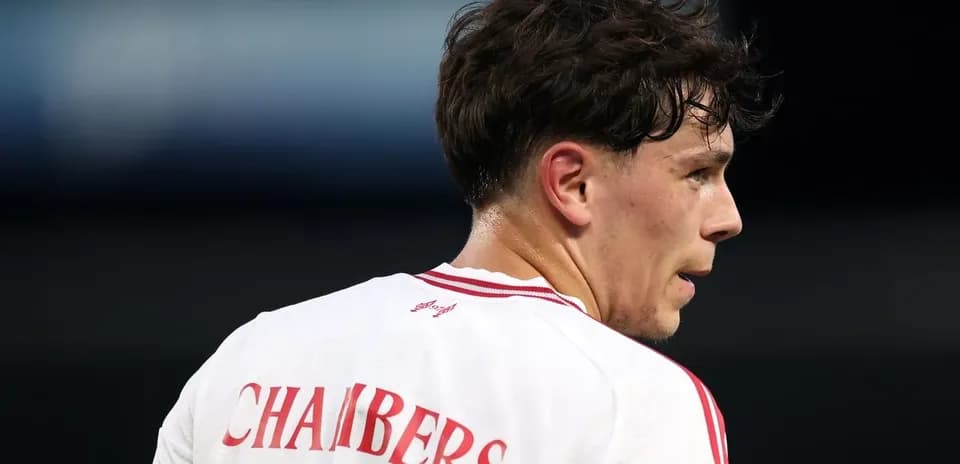 Jugador con camiseta blanca y nombre 'CHAMBERS'