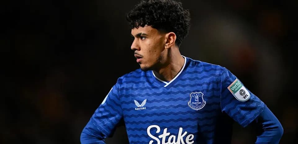 Jugador de Everton en uniforme azul durante partido