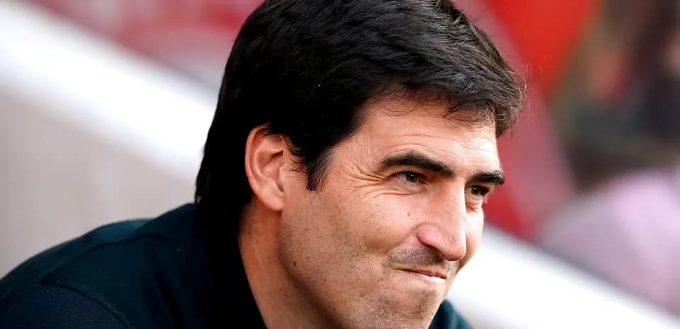 Entrenador observando el partido desde la banca