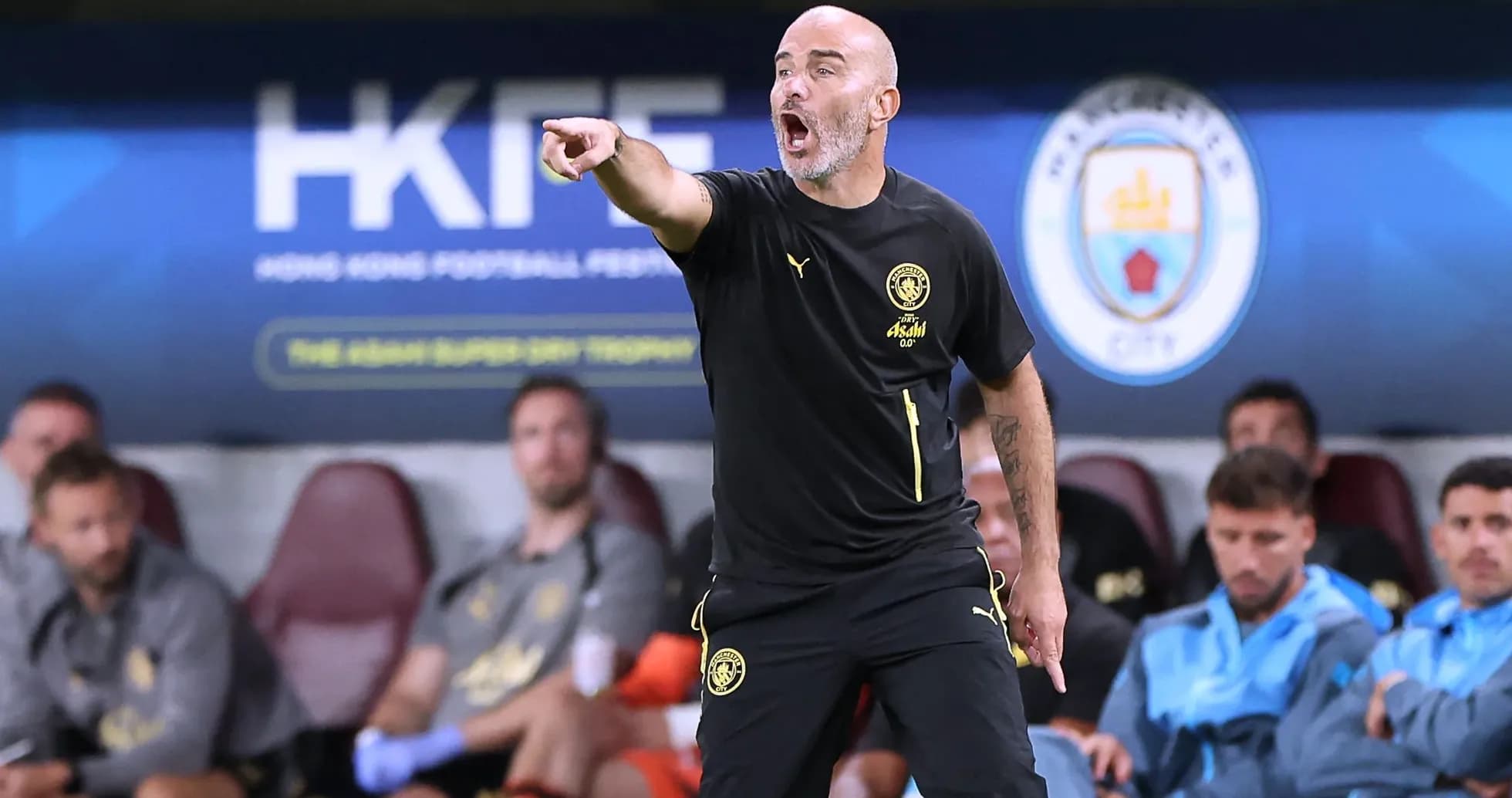 Entrenador dirigiendo a su equipo desde la banca