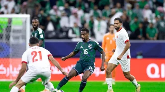 Jugador saudí driblando a oponentes durante el partido