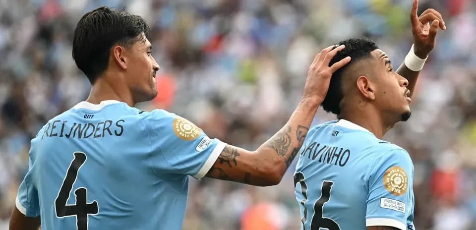 Jugadores celebrando en partido de fútbol