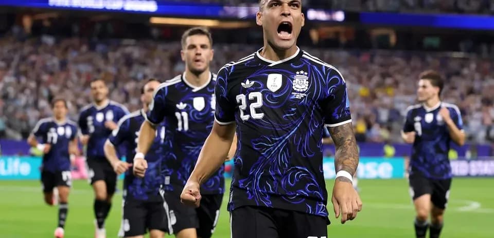Lautaro Martínez celebra un gol con compañeros de Argentina