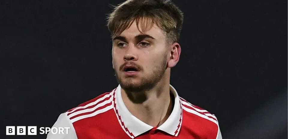 Jugador de Arsenal en el campo durante un partido