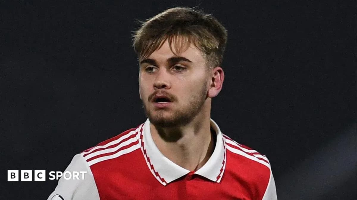 Jugador de Arsenal en el campo durante un partido