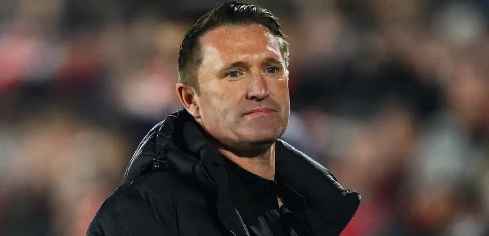 Entrenador observando el partido desde la línea lateral