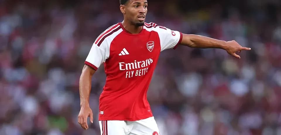 Jugador de Arsenal señalando durante el partido