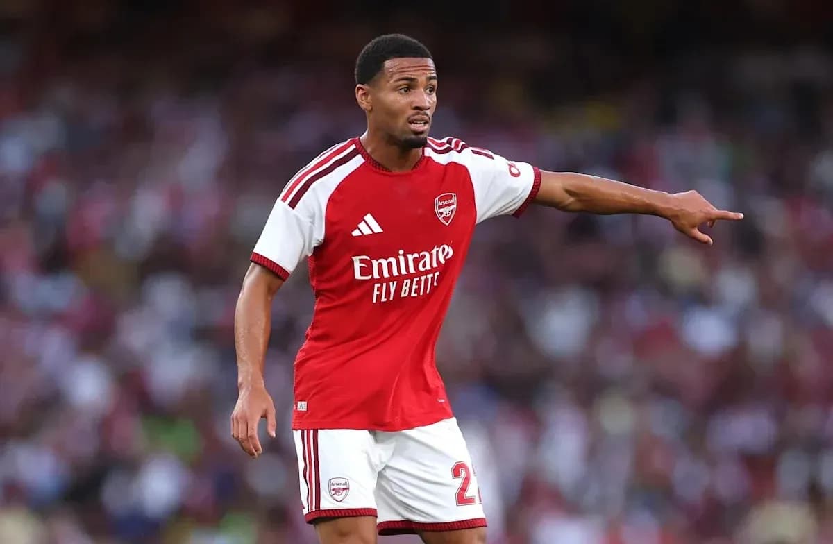 Jugador de Arsenal señalando durante el partido