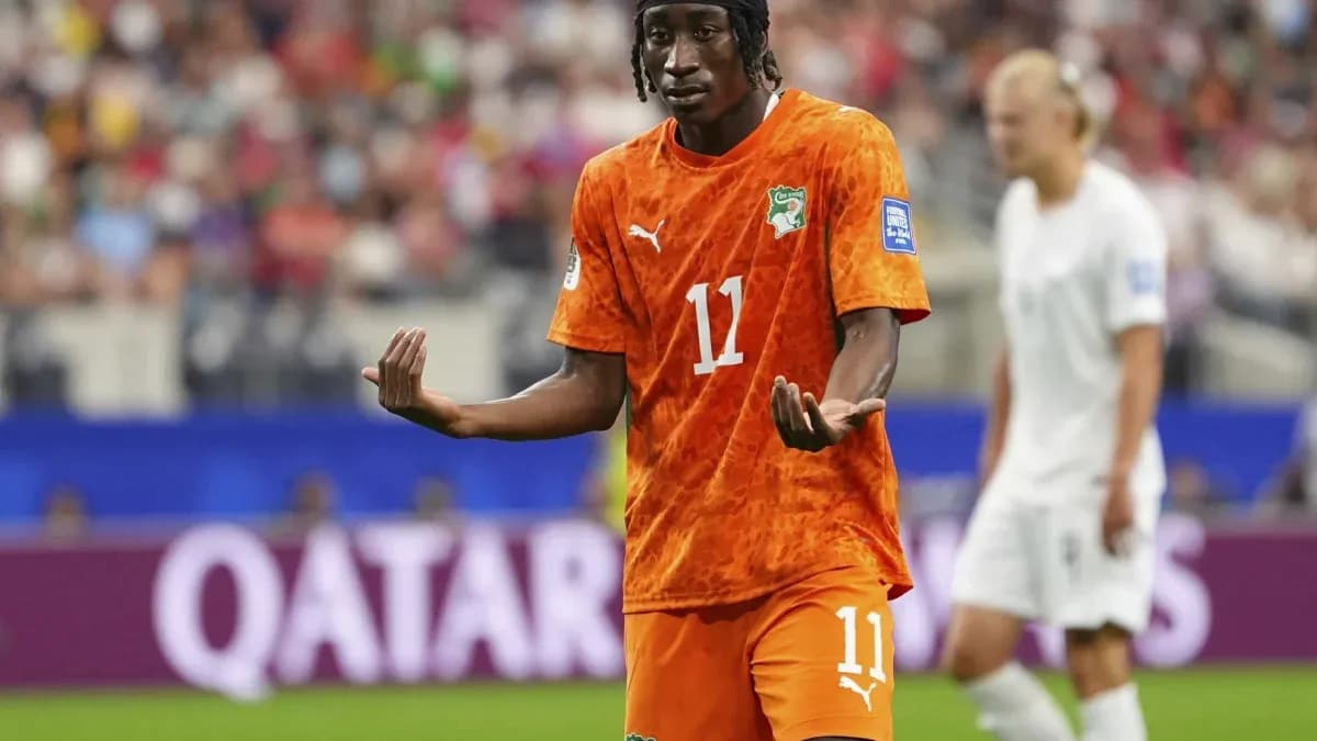 Jugador de Costa de Marfil en acción durante partido