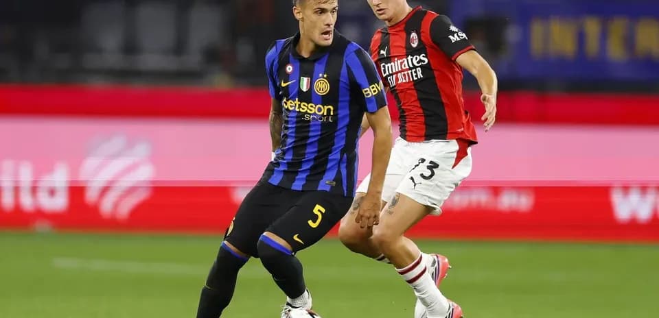 Jugador de Inter driblando a oponente de Milan