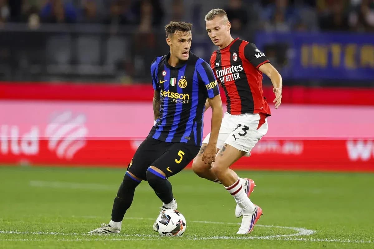Jugador de Inter driblando a oponente de Milan