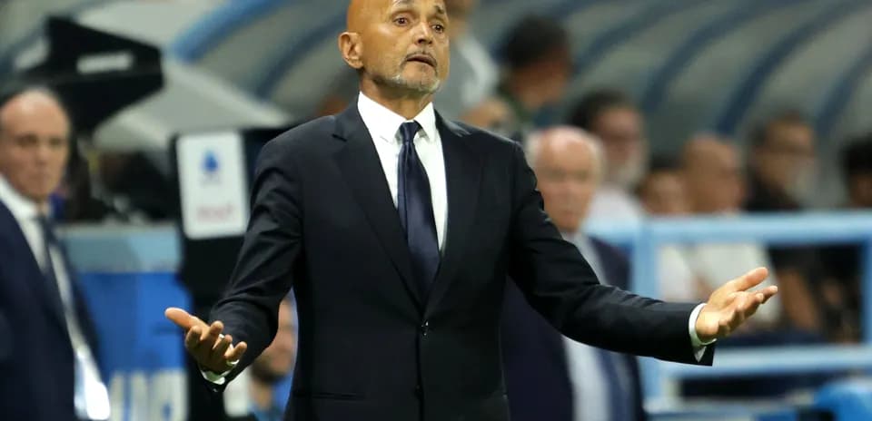 Entrenador gesticulando durante un partido de fútbol